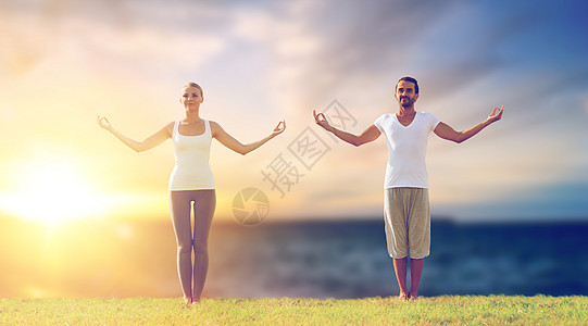 健身人们的夫妇户外瑜伽练海上背景夫妇户外瑜伽练夫妇户外瑜伽练图片