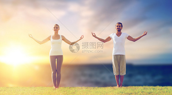 健身人们的夫妇户外瑜伽练海上背景夫妇户外瑜伽练夫妇户外瑜伽练图片