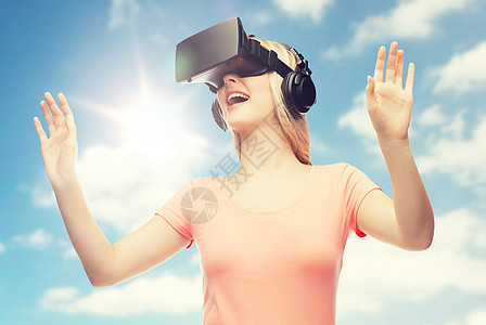 技术,虚拟现实,娱乐活动人的快乐的轻女与虚拟现实耳机3D眼镜耳机蓝天云背景上玩游戏女虚拟现实耳机3D眼图片