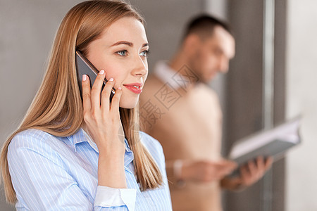 商人,技术公司女商人办公室打电话给智能手机办公室打电话给智能手机的女商人办公室打电话给智能手机的女商人图片