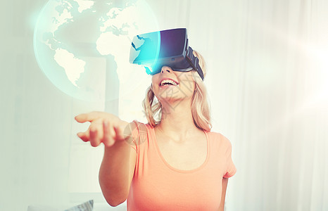 技术,增强现实,娱乐活动人的快乐的轻妇女戴着耳机3D眼镜,看着地球的虚拟投影女虚拟现实耳机3D眼镜女虚图片