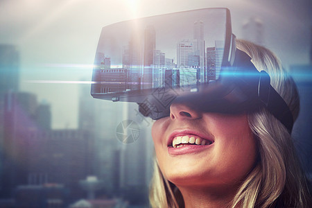 技术增强现实娱乐活动人的新加坡城市摩天大楼背景上用虚拟耳机3D眼镜近距离拍摄轻女女人虚拟现实耳机城市上空背景图片