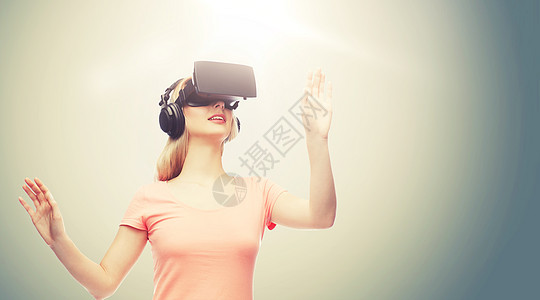 技术,虚拟现实,娱乐活动人们的快乐的轻女与虚拟现实耳机3D眼镜耳机灰色背景下玩游戏女虚拟现实耳机3D眼镜图片