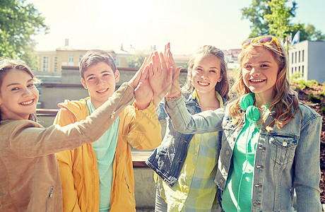 友谊暑假人们的群快乐的朋友穿着条纹衣服海滩上高五快乐的朋友海滩上