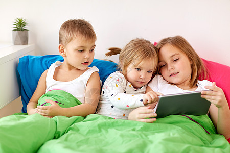 童,技术家庭小孩子家里床上平板电脑家里平板电脑的小孩子家里平板电脑的小孩子图片