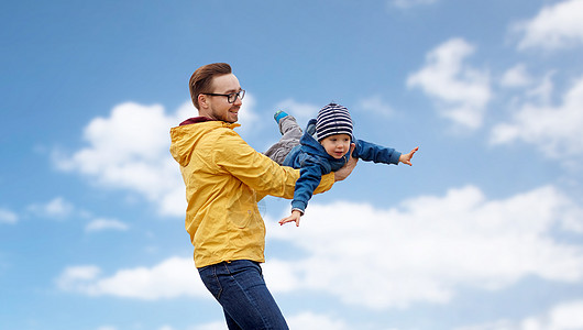 家庭,童父亲的快乐的父亲小儿子蓝天云层背景下玩户外玩父亲儿子玩,户外玩得开心父亲儿子玩图片