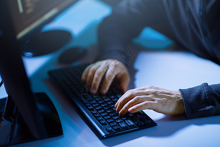 网络犯罪黑客技术男电脑键盘上打字图片