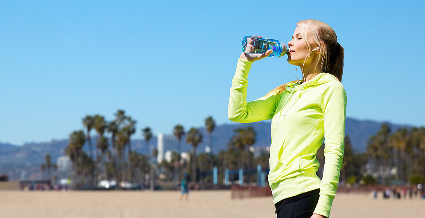 健身,运动人的妇女饮水后,训练威尼斯海滩背景加利福尼亚女人户外运动后喝水女人户外运动后喝水图片