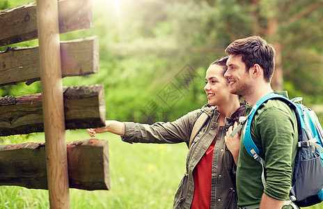 冒险,旅行,旅游,徒步旅行人们的微笑的夫妇背包户外看路标微笑的夫妇路标背包徒步旅行微笑的夫妇路标背包图片