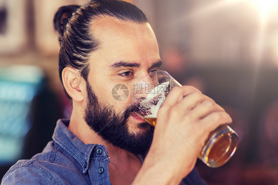 人,饮料,酒精休闲快乐的轻人喝啤酒璃酒吧酒吧快乐的人酒吧酒吧喝啤酒快乐的人酒吧酒吧喝啤酒图片