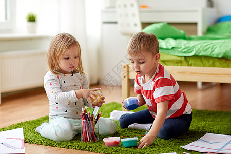 童,休闲人的小孩子家里用粘土蜡笔造型孩子们家里用粘土蜡笔模特孩子们家里用粘土蜡笔模特图片