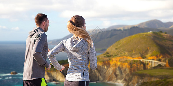 健身,运动,人健康的生活方式幸福的夫妇跑过比克斯比溪大桥大海岸加州背景快乐的夫妇户外跑步快乐的夫妇图片