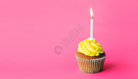 生日蛋糕支燃烧的蜡烛生日蛋糕支燃烧的蜡烛幸福的周纪念高清图片素材