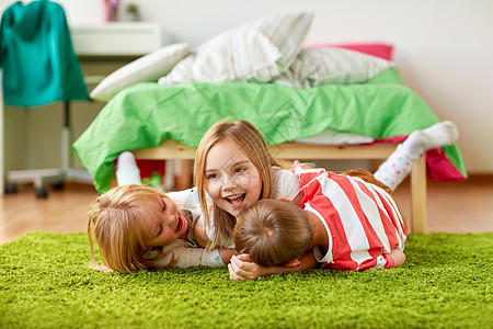 童,休闲家庭观念快乐的孩子躺地板地毯上快乐的小孩子躺地板地毯上快乐的小孩子躺地板地毯上图片