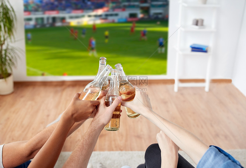 ‘~休闲运动人的快乐的朋友家里用含酒精的啤酒投影仪屏幕上看足球足球朋友们喝啤酒看足球比赛朋友们喝啤酒看足球  ~’ 的图片