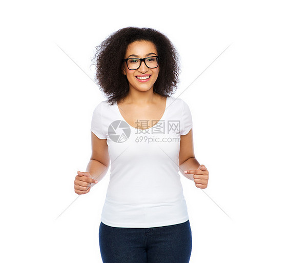 身体积极人的快乐的非裔美国妇女穿着白色T恤眼镜指向自己穿着白色T恤的非裔美国妇女穿着白色T恤的非裔美国妇女图片