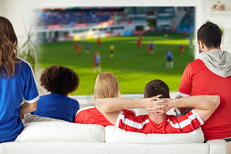 体育休闲娱乐活动朋友球迷家里的投影仪屏幕上观看足球比赛朋友球迷家看足球朋友球迷家看足球图片