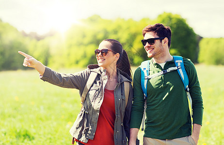 旅行,徒步旅行,背包旅行,旅游人们的快乐的夫妇,背包走户外,指指点点快乐的夫妇带着背包户外徒步旅行快乐的图片
