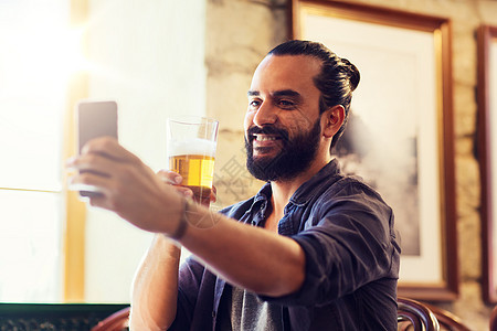 人技术男人智能手机,喝啤酒,酒吧酒吧自拍智能手机的男人酒吧酒吧喝啤酒智能手机的男人酒吧酒吧喝啤图片