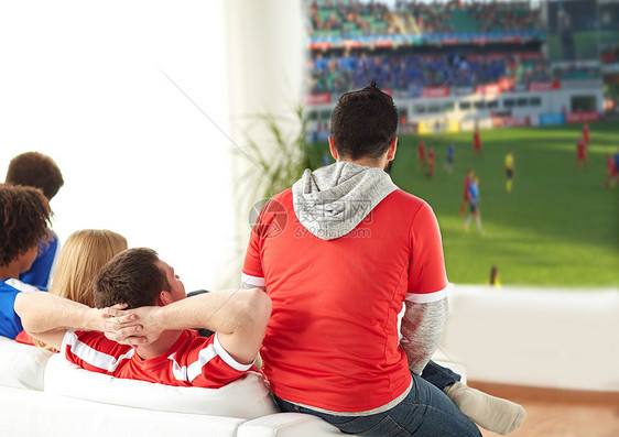 体育休闲娱乐活动朋友球迷家里的投影仪屏幕上观看足球比赛朋友球迷家看足球朋友球迷家看足球图片