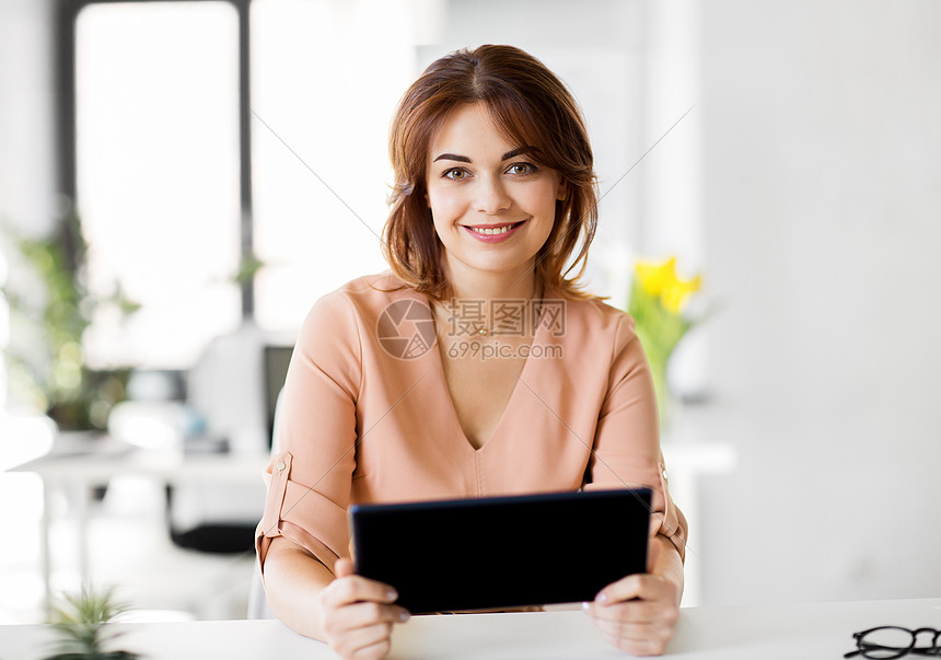商业,技术人的微笑的女商人与平板电脑电脑办公室工作平板电脑的女商人办公室工作平板电脑的女商人办公室工作图片