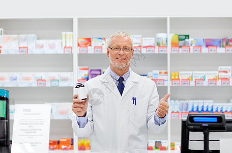 医学,医疗人的高级药剂师与药物药房收银机竖大拇指药房药品高级药剂师药房药品高级药剂师图片