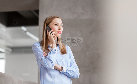 商务人士,技术企业快乐微笑的女商人办公室打电话给智能手机办公室打电话给智能手机的女商人办公室打电话给智能手图片