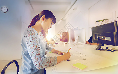 商业,创业人的亚洲建筑师创造的女办公室工作人员与尺子铅笔图纸上的蓝图建筑师妇女办公室绘制蓝图建筑师妇女图片