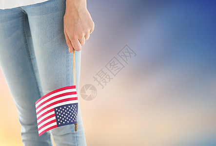 独立日,庆祝,主义节日的7月4日的晚会上,夜空的背景下,女的腿手握美国紧紧抓住手里着美国的女人图片