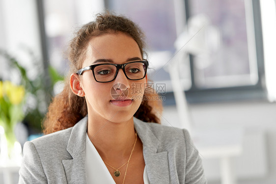 商业,教育视觉非裔美国妇女办公室眼镜的肖像戴眼镜的非裔美国妇女的肖像戴眼镜的非裔美国妇女的肖像图片