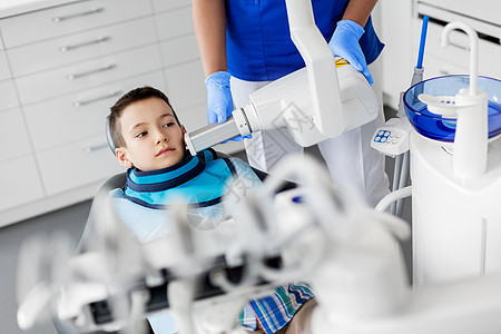 牙科医疗女牙医与x光机扫描儿童病人牙齿牙科诊所牙医牙科诊所儿童