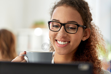 商业,技术人的非洲裔美国女商人与平板电脑电脑办公室喝咖啡办公室里平板电脑咖啡的女商人办公室里平板电脑图片