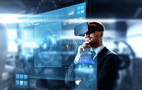 商业,增强现实未来的技术商人虚拟耳机屏幕上的抽象背景虚拟现实耳机屏幕中的商人虚拟现实耳机屏幕中的商人图片