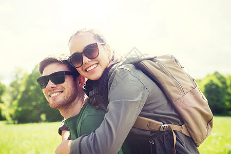 旅行,徒步旅行,背包旅行,旅游人们的幸福的夫妇戴着太阳镜,背包户外玩得很开心快乐的背包户外玩得很开心快乐图片