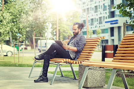 休闲,技术,通信,旅游人的人与平板电脑坐城市街道长凳上男人着平板电脑坐城市街道的长凳上男人着平板电脑坐图片
