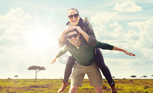 旅行,旅游人的幸福的夫妇与背包非洲热带草原的背景下玩得很开心微笑的夫妇背包非洲旅行微笑的夫妇背包非洲旅图片