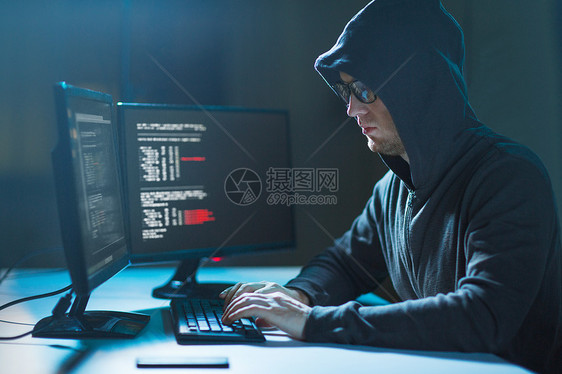 网络犯罪,黑客技术男黑客暗室编写代码用计算机病程序进行网络攻击黑客用计算机病进行网络攻击黑客用计图片