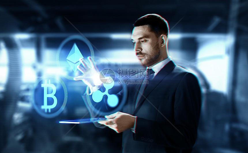 密码货币,金融技术商业商人与透明平板电脑虚拟比特币,以太波纹全息图抽象背景拥平板电脑加密货币的商人拥图片