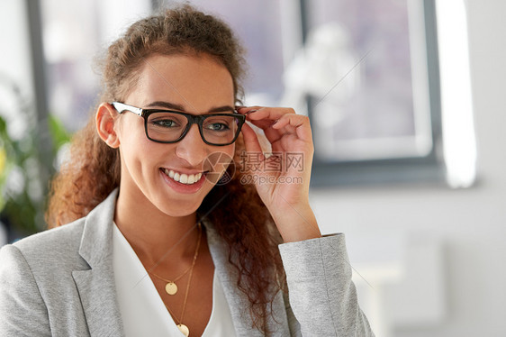 商业,教育视觉非裔美国妇女办公室眼镜的肖像戴眼镜的非裔美国妇女的肖像戴眼镜的非裔美国妇女的肖像图片