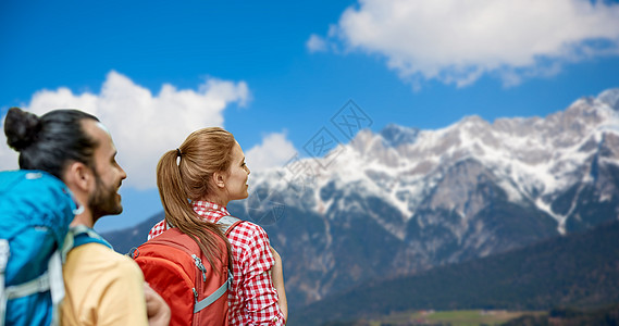 旅行,旅游,徒步旅行冒险几个旅行者带背包阿尔卑斯山背景阿尔卑斯山上背包的夫妇阿尔卑斯山上背包的夫妇图片