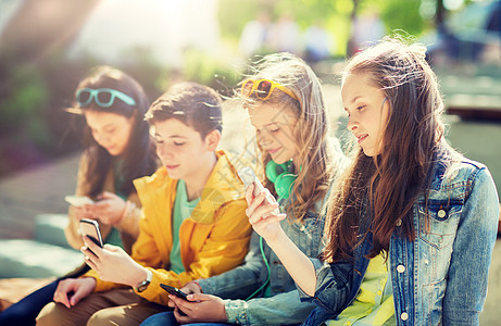 技术,快乐的青少朋友与智能手机户外快乐的青少朋友与智能手机户外快乐的青少朋友与智能手机户外图片