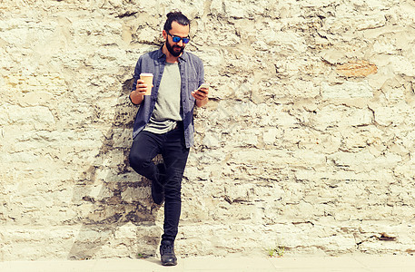 休闲,技术,沟通人的男人与智能手机喝咖啡次纸杯城市街道智能手机的男人城市街道喝咖啡智能手机的男人图片