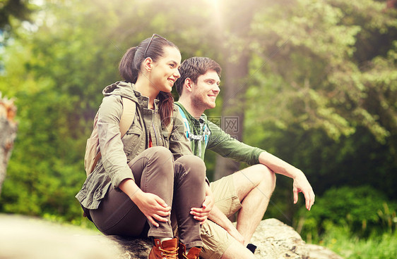 旅行,徒步旅行,背包旅行,旅游人们的微笑的夫妇,背包大自然中休息带背包的微笑夫妇大自然中带背包的微笑夫妇大图片