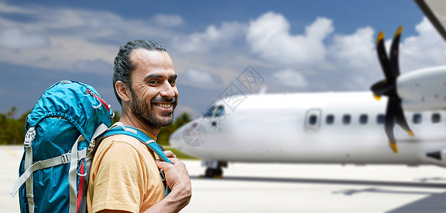 航空旅行,旅游旅行微笑的游客,背包飞机上的机场背景带背包的游客乘飞机旅行带背包的游客乘飞机旅行图片