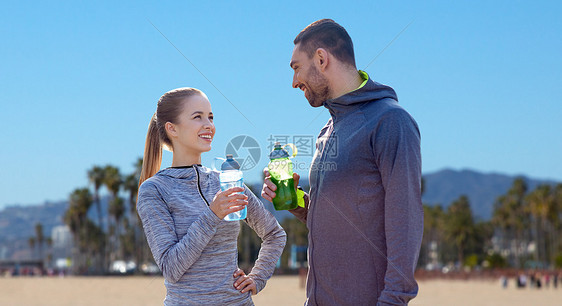 健身,运动人的微笑夫妇与瓶子的水威尼斯海滩背景加利福尼亚几个运动员威尼斯海滩上喝水几个运动员威尼斯海滩上图片