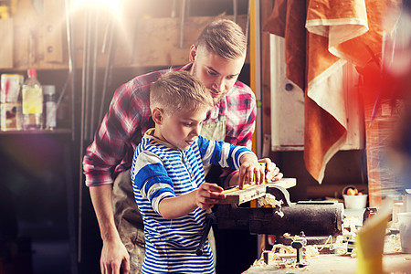 家庭,木工,木工人的父亲小儿子用尺子铅笔测量车间的木板父子用尺子车间测量木材父子用尺子车间测量木材图片