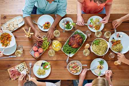 感恩节一群人餐桌上吃晚饭背景图片
