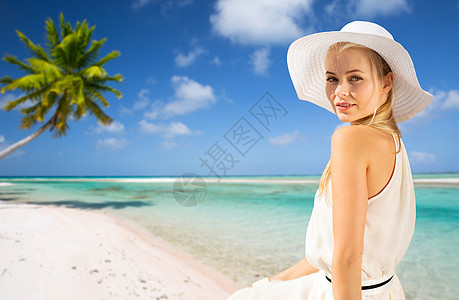 旅行,旅游暑假美丽的女人戴着帽子,热带海滩背景下享受阳光法属波利尼西亚美丽的女人海滩上享受夏天美丽的女人图片