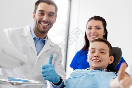 牙医与儿童病人在牙科诊所竖起大拇指图片