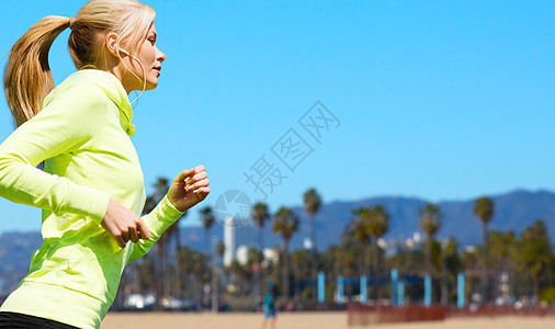 健身,运动技术快乐的女人跑步听音乐耳机威尼斯海滩背景加利福尼亚戴着耳机威尼斯海滩上跑的女人戴着耳机威尼图片